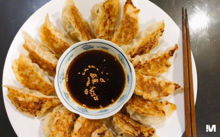 GYOZA NIHON KITCHEN: เกี๊ยวซ่าทอดน้ำสูตรต้นตำรับญี่ปุ่นแท้ ๆ ที่คุณต้องลอง!